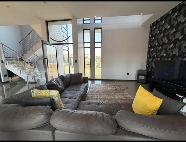 5 BEDROOM HOUSE FOR SALE IN BLUE VALLEY GOLF ESTATE